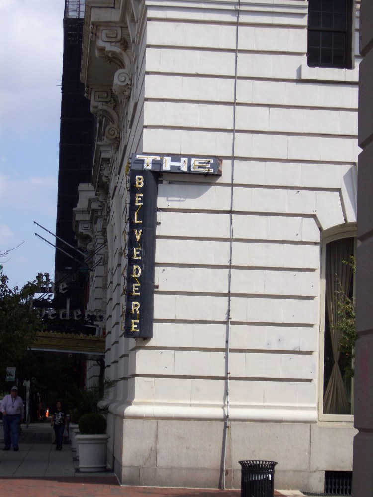 By: Gabriela Yareliz I found the building whose roof top I followed. 