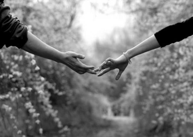 holding-hands-black-and-white-tumblr-tumblr-m9h5zupj0g1rrf4jro1-1280